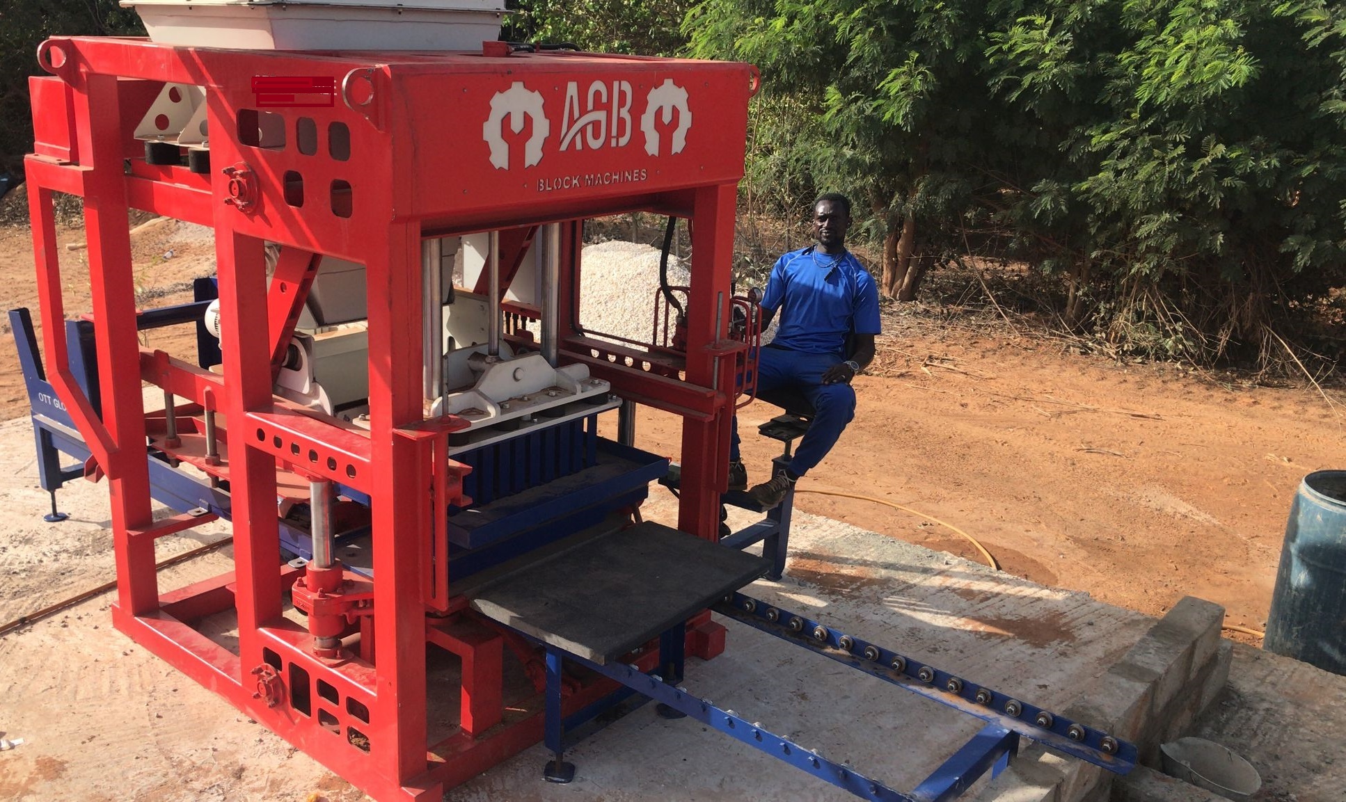 Machine fabrication des parpaings et hourdis