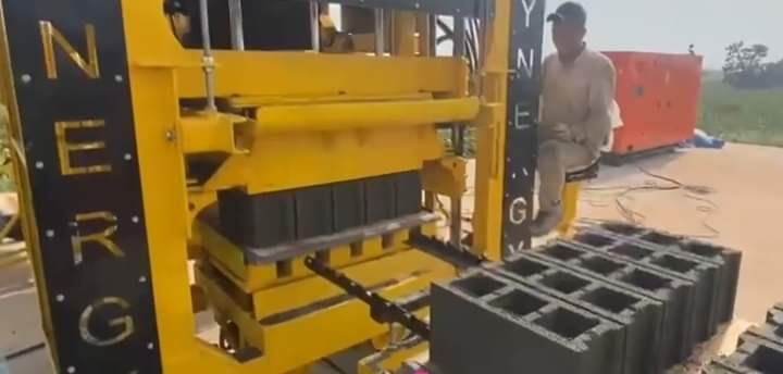 Machine fabrication des parpaings et hourdis