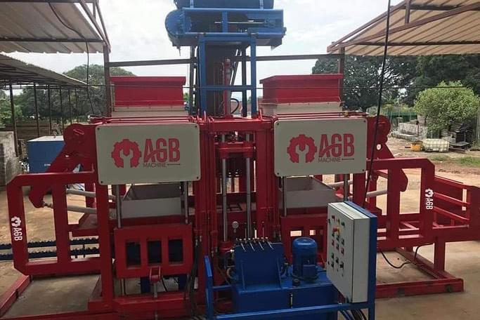 Machine de fabrication des paves, brique, parpaing AGB 5.2 