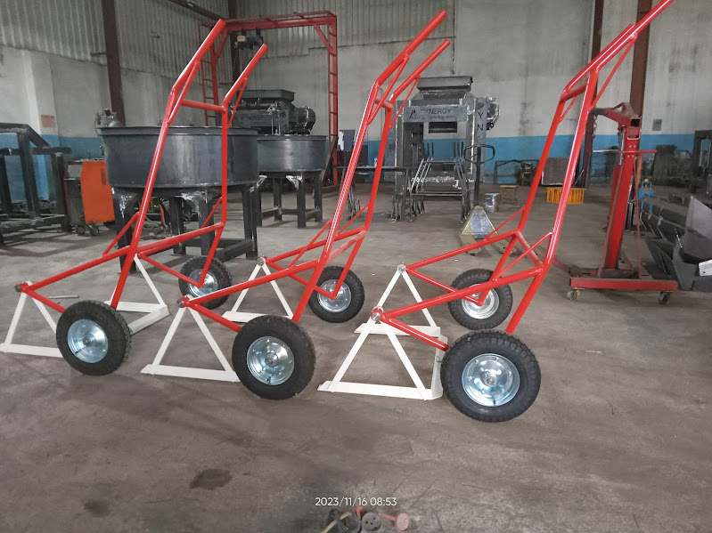 Brouette	Conçu pour le transport a la zone de séchage, les blocs produit par la machine, design ergonomique minimise la charge avec le support du personnel. Pour un mouvement rapide, les pneus super-pouces sont préférés. Les pneumatiques gonflables sont utilisés pour le mouvement dans toutes les conditions.